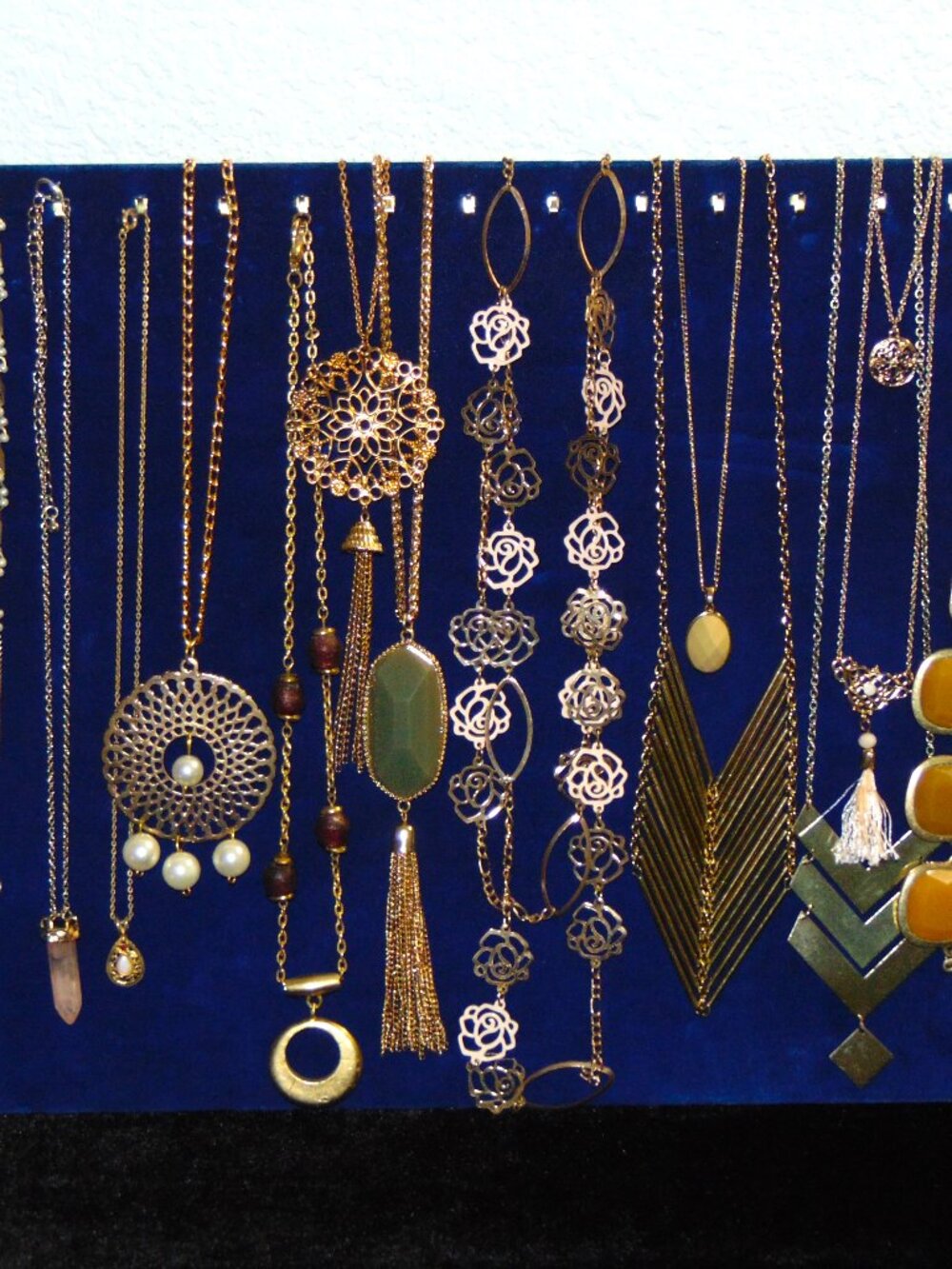 Vintage & Modern Assorted Gold Tone Necklace lot- very nice!